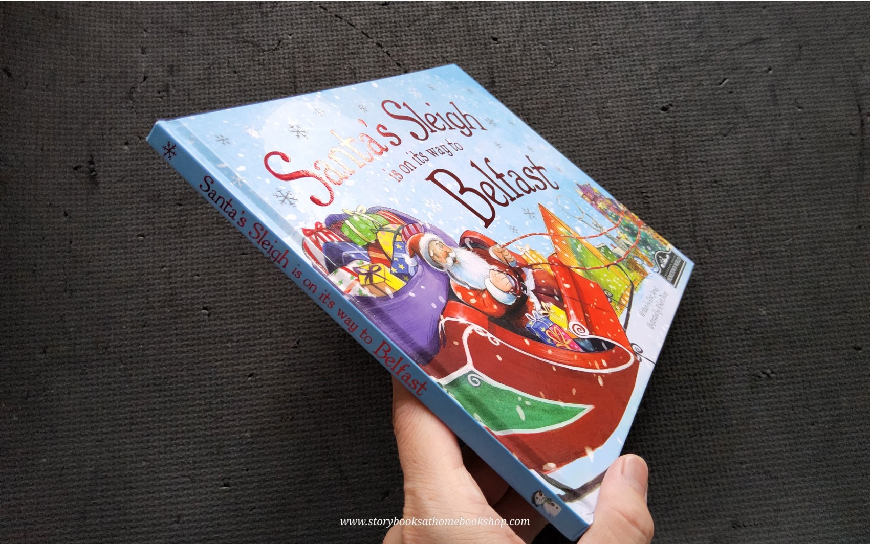 หนังสือนิทานปกแข็ง* 🍓🍓SANTA'S SLEIGH IS ON ITS WAY TO BELFAST
