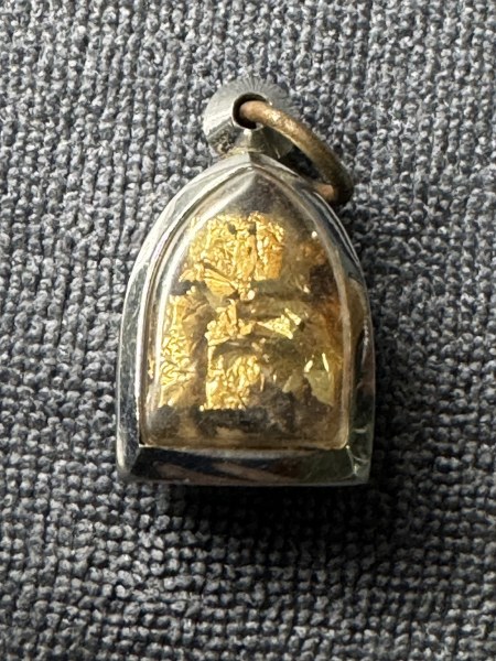 ทันตธาตุ ครูบาก๋องคำ วัดป่าคา จ. เชียงราย ร.ต.อ.พิทักษ์ ได้มาจากคุณปรีชา อดีตทำงานชลประทานใน จ.เชียงราย คุณปรีชา อายุ 65 ปี เป็นคน อ.พาน จ.เชียงราย คุณปรีชา เป็นลูกศิษย์ครูบาก๋องคำ นับถือครูบาก๋องคำมาก คุณปรีชา ได้รับพระทันตธาตุมาเมื่อปี 2543