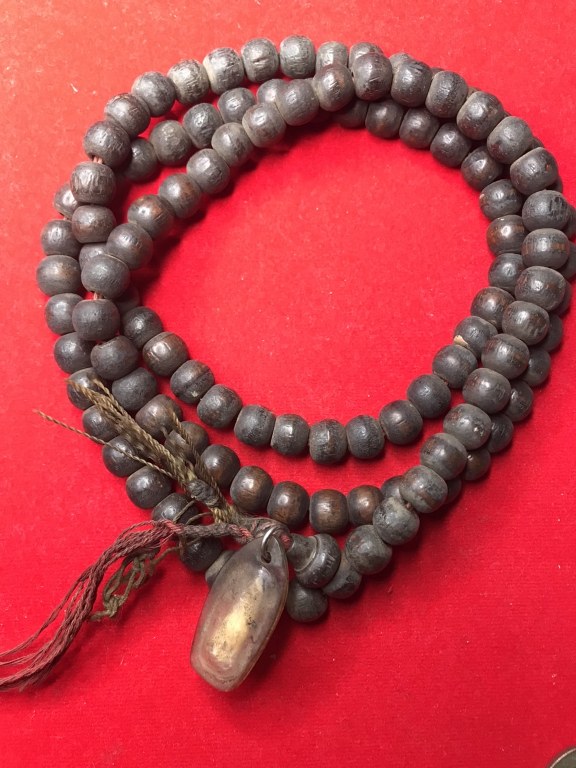 พระทันตธาตุ และประคำครูบาวัดสันโค้ง อ.แม่จัน จ.เชียงราย ได้มาจากคุณครูดนัย อดีตเป็นครูสอนโรงเรียนแม่จันวิทยาคม ปัจจุบันอายุ 79 ปี เปิดร้านอาหารอยู่น อ.แม่จัน ครูดนัยท่านเป็นลูกศิษย์ครูบาวัดสันโค้ง ท่านเล่าว่าได้พระทันตธาตุมาในปี 2519 พร้อมกับประคำ