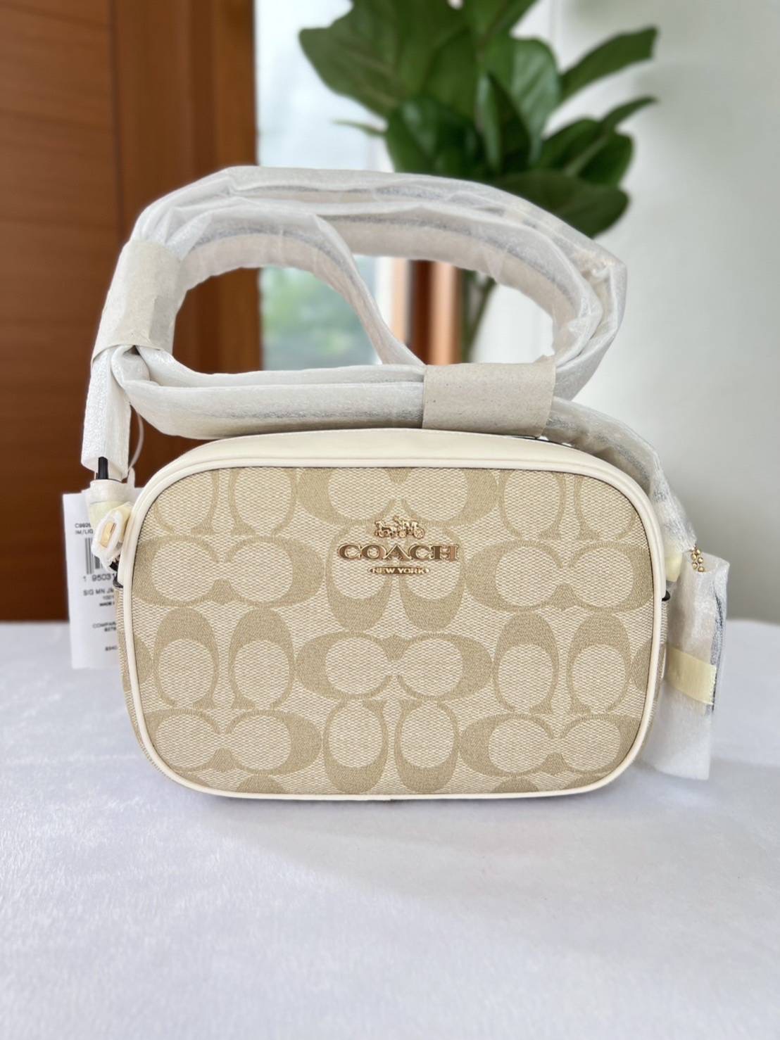 New Coach Mini Jamie Camera Bag In Signature Canvas ขนาด 7 1/2" (L) x 5 1/4" (H) x 2 1/4" (W)