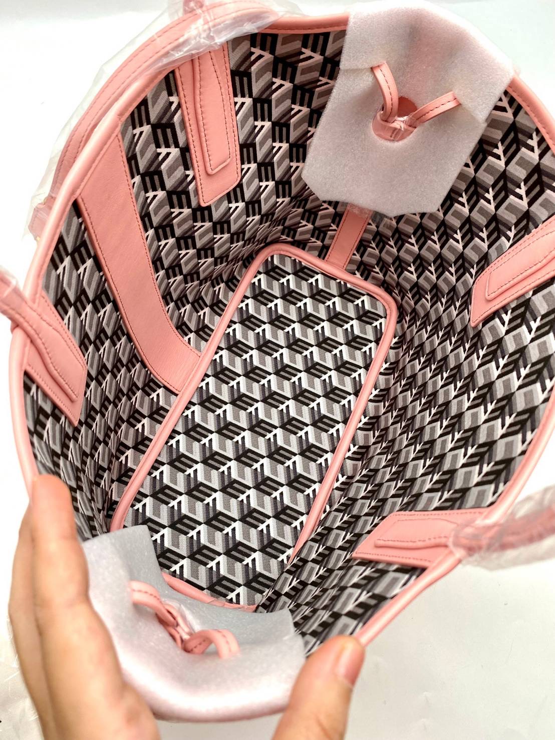 New Mcm small tote แม่+ ลูก ช็อปคิงพาวเวอร์ อุปกรณ์ : ถุงผ้า การ์ด