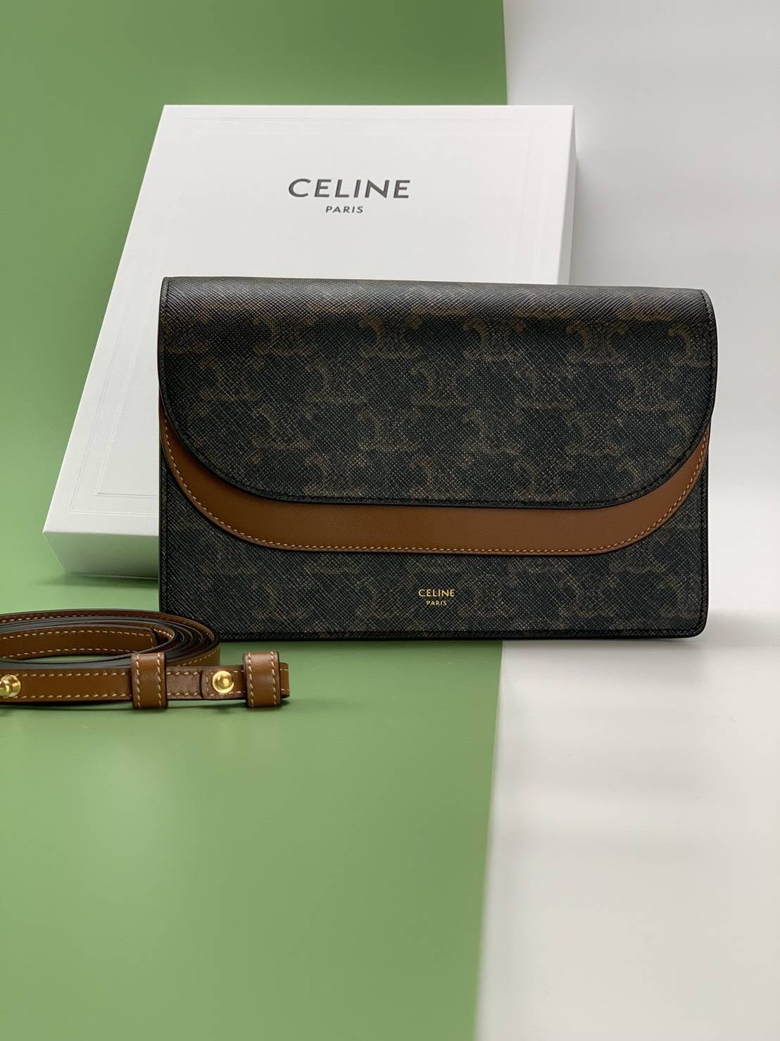 New Celine Wallet On Strap มีช่องใส่บัตร ช่องซิป ใส่มือถือได้ สายถอดได้ค่ะ ✨✨ ขนาด 8 x 5 x 2 นิ้ว อุปกรณ์ถุงกระดาษ ถุงผ้า การ์ด