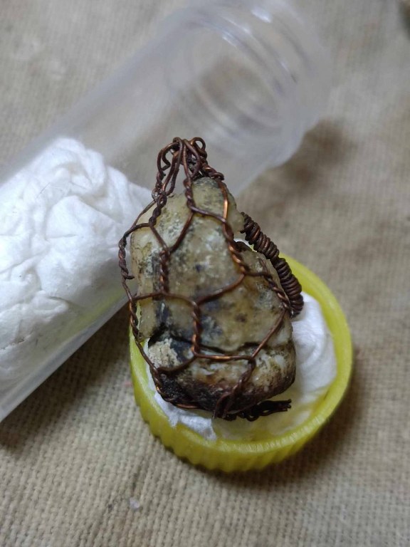 พระทันตธาตุ ครูบาดวงทิพย์ วัดสันป่ายาง อ.แม่แตง จ.เชียงใหม่ องค์นี้เจ้าของเดิมคือ พ่อหนานคำ เป็นหมอยารักษาแบบพื้นบ้านล้านนา เสียชีวิตแล้วเมื่อปี 2530 ต่อมาได้สืบทอดตกมาอยู่ที่จ่าณรงค์ เป็นตำรวจอยู่ อ.แม่แตง จ.เชียงใหม่ ปัจจุบันอายุ 58 ปี (พ.ศ.2566)