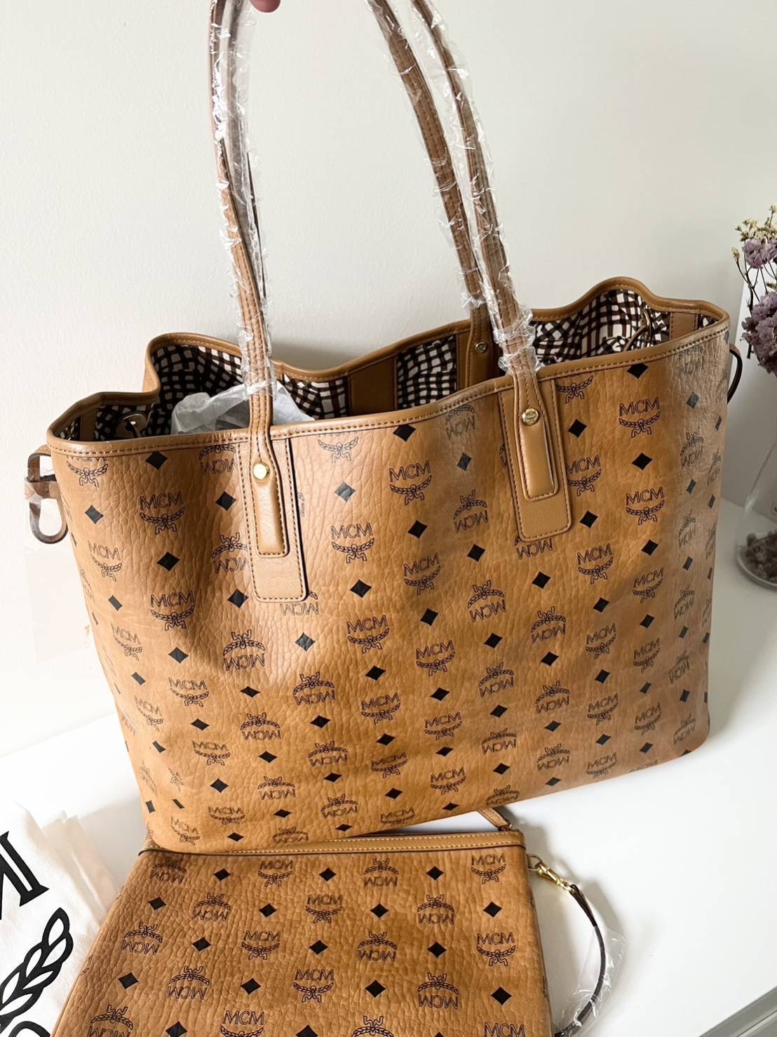 NEW MCM MEDIUM REVERSIBLE SHOPPER ใช้ได้ 2 ด้าน Sz. ใบแม่ 14” (L) x 11” (H) x 6” (W) ปากบน 17” อุปกรณ์ถุงผ้า/การ์ด