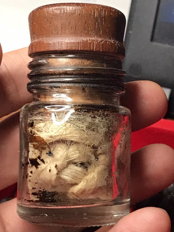 ประคำเม็ดกล้วยป่า พระเกศาพระธาตุข้าวบิณฑ์ หวายเสกเลี่ยมเดิม พระเกศาสายสิญจ์และจีวรหลวงปู่ครูบาชัยยะวงศา วัดพระพุทธบาทห้วยต้ม จ.ลำพูน ประคำ ได้มาจากชาวกะเหรี่ยงห้วยต้มชื่อจาเอ ส่วนชุดพระเกศาพระธาตุข้าวบิณฑ์ หวายเสก จีวรในขวดได้มาจากอดีตพระจอดี๊