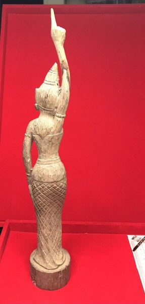 เจ้าแม่จามเทวี ไม้แกะ มีรอยจารหลวงปู่ ได้มาจากเชาวกะเหรี่ยง แม่วาง จ.เชียงใหม่ เคยไปช่วยหลวงปู่สร้างวัด