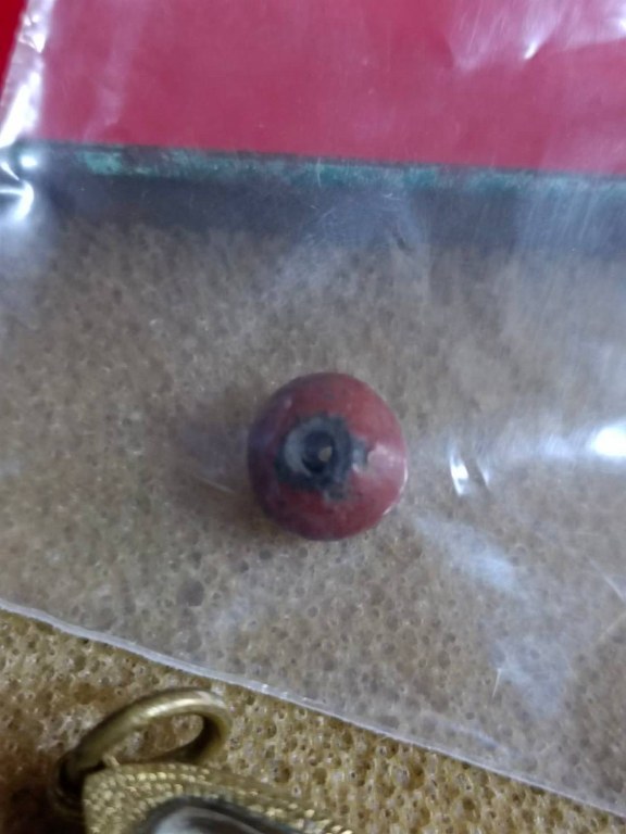 ๑. พระทัตธาตุ ครูบาแก้ว สุทโธ ๒.รูปถ่ายด้านหลังติดจีวร ๓. ล็อกเกตรุ่นแรก ปี ๑๘ ๔. เม็ดประคำจำนวน ๑ เม็ด ๕. รูปถ่ายด้านหลังติดพลอยคำ และ ๖.รูปหล่อรุ่น ๑ ของหลวงปู่แก้ว สุทโธ วัดดอยโมคลาน จ.เชียงใหม่