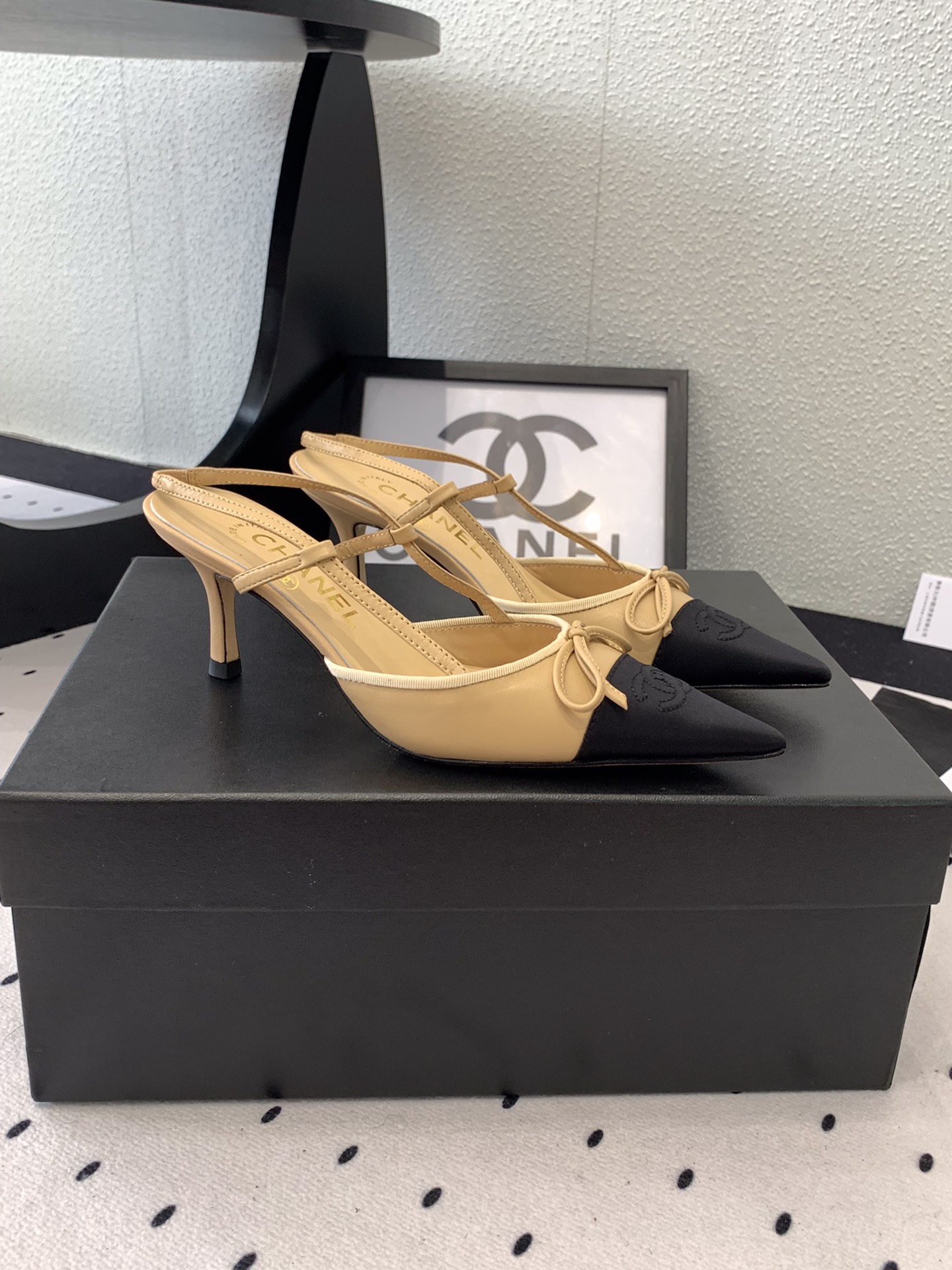 [Pre-order] รองเท้า Chanel Beige/Black Leather Bow CC Cap Toe Pointed Pumps Sling back Heel เกรดที่ดีที่สุด สำเนา