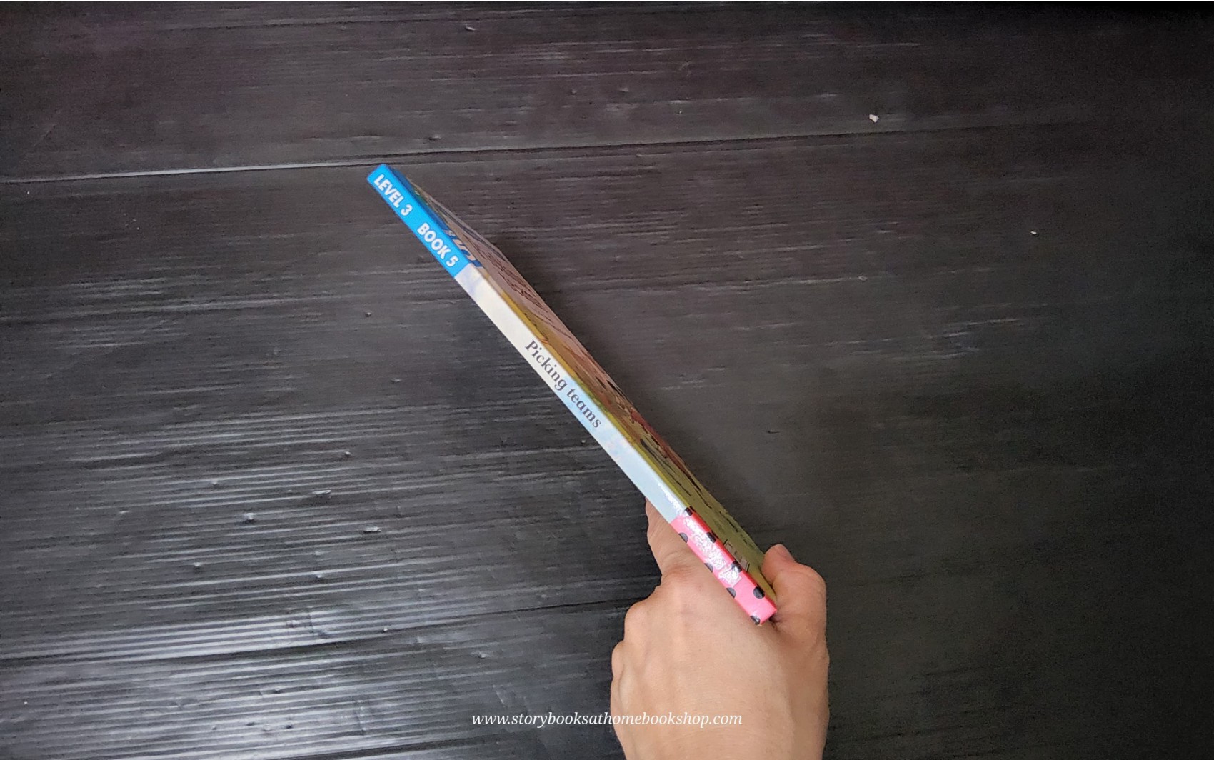 หนังสือนิทานปกแข็ง ** 🍅🍓READ WITH LADYBIRD:L3 BOOK 5 PICKING TEAMS