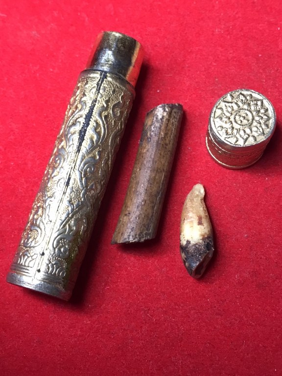 พระทันตธาตุ หวายเสก ครูบาบุุญญาภินันท์ วัดกำแพงงาม อ.หางดง จ.เชียงใหม่ เจ้าของเดิมคือหนานบุญ เสียชีวิตแล้วเมื่อปี 2548 พระทันตธาตุและหวายเสกนี้ ได้มาจากหลานหนานบุญ ชื่อปลั๊ก อายุ 33 ปี ปัจจุบันมีอาชีพ ขายผลไม้ในตลาดแม่วาง จ.เชียงใหม่