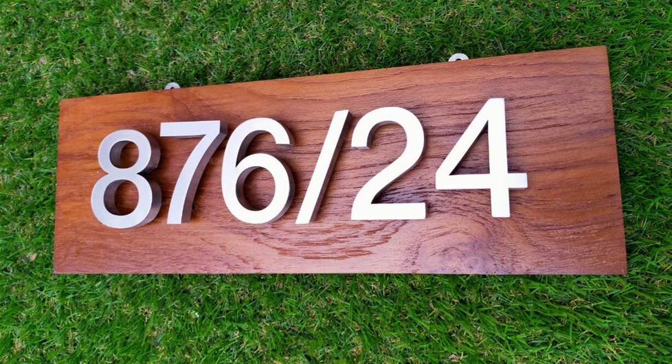 ป้ายอักษรสแตนเลสสีเงินแฮร์ไลน์ ป้ายบ้านเลขที่ รองหลังไม้