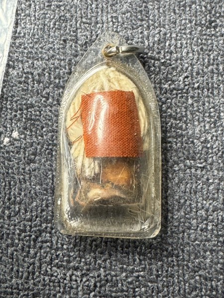 พระทันตธาตุครูบาอินทร์ วัดบ้านใหม่ จ.ลำปาง ร.ต.อ.พิทักษ์ได้มาจากอดีตผู้ใหญ่บ้านแม่สุข อ.วังเหนือ จ.ลำปาง ชื่อผู้ใหญ่เขียว อายุ 76 ปี เคยเป็นผู้ใหญ่บ้านราว ปี 2535-2542 ผู้ใหญ่เขียวเป็นศิษย์ครูบาอินทร์ ระหว่างปี 30-38 โดยได้รับพระทันตธาตุนี้ในปี 2536