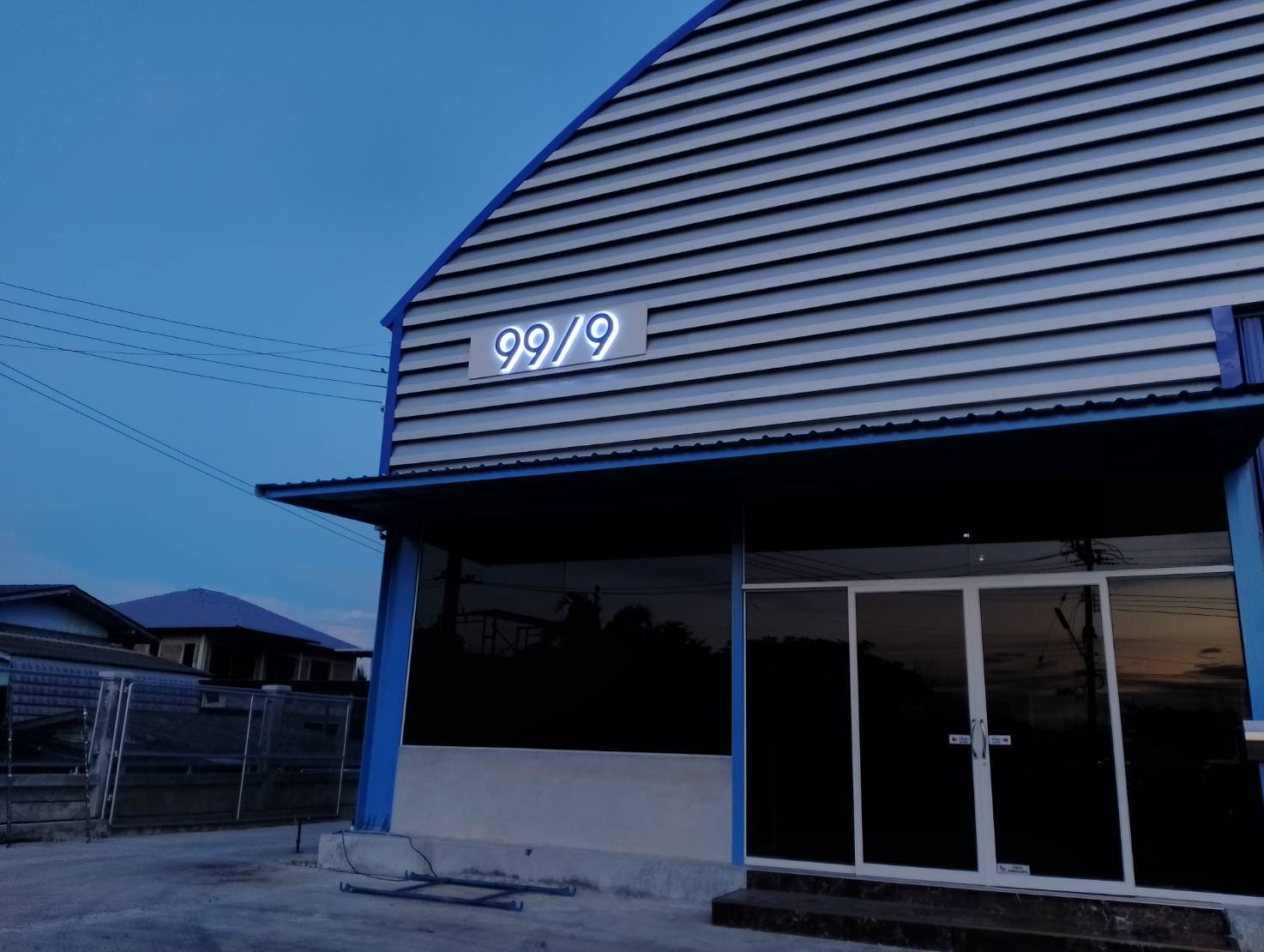 #งานติดตั้งป้ายอักษรสแตนเลสแฮร์ไลน์ทำสียกขอบ #ป้ายไฟโซล่าเซลล์ #คอมโพสิตสีขาวรองหลัง #ป้ายบ้านเลขที่