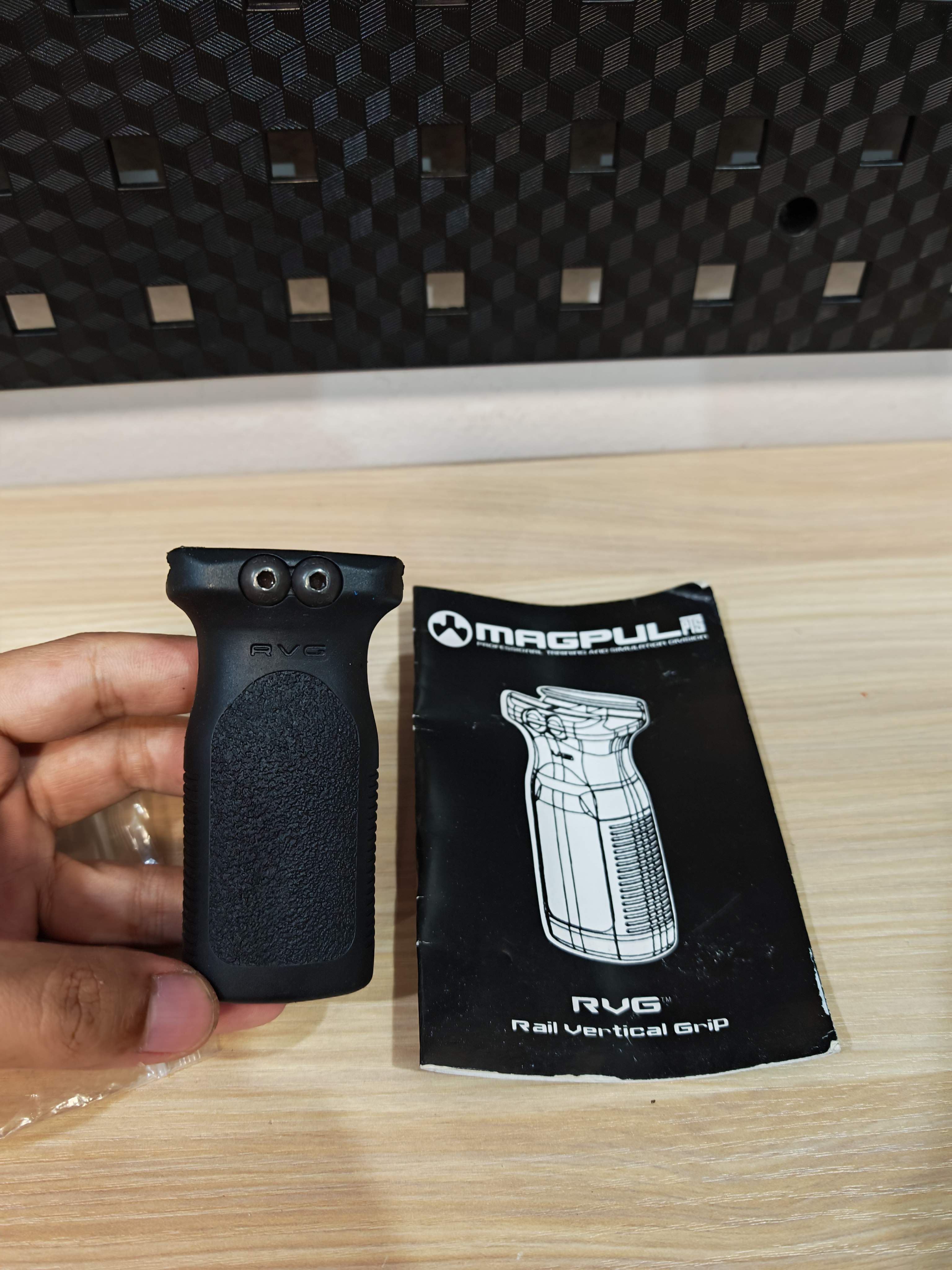 กริ๊ปมือหน้า กริปมือ Magpul RVG สำหรับติดราง picatinny สีดำ สภาพมือ1