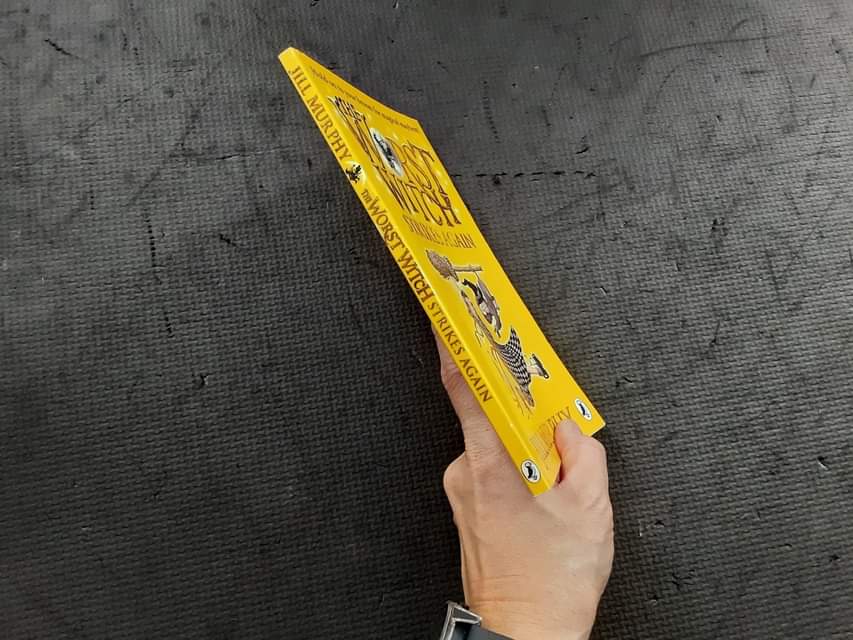 วรรณกรรมเยาวชน** **หนังสือนิทานปกอ่อน** 🍅🍓THE WORST WITCH STRIKES AGAIN