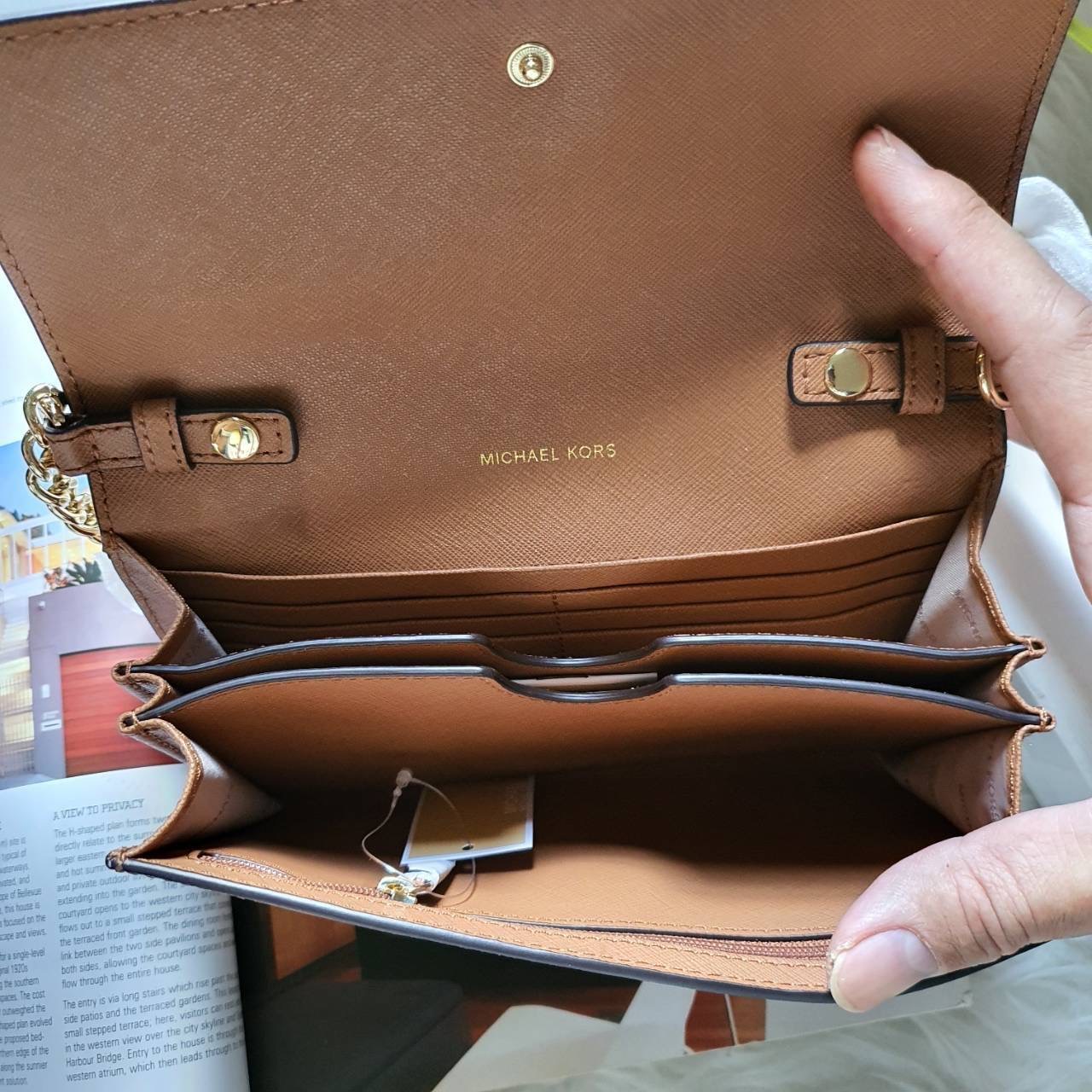 New MICHAEL KORS Jet Set Travel Large Phone Crossbody Leather Style #32T4GTVC3L Size 7” W x 5” H x 1 1/2” D ถอดสายออกถือเป็น clutch bag ได้ ใส่ iPhone Plus ได้