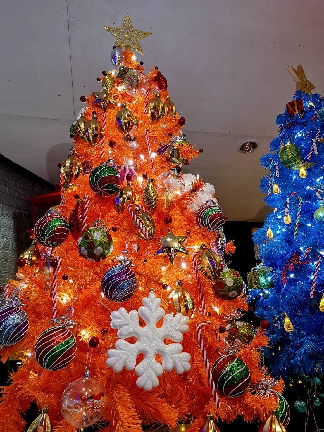 ต้นคริสต์มาสปลอมสีส้ม พร้อมตกแต่งแนวแฟนซี สีสันสดใส