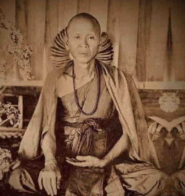 พระเกศา ครููบาเจ้าศรีวิชัย วัดบ้านปาง จ.ลำพูน ได้มาจากปู่กร หรือลุงกร อดีตนายช่างชลประทาน ท่านเป็นช่างทำงานอยู่หลายจังหวัดในภาคเหนือ ลำปาง เชียงราย ลำพูน เชียงใหม่ ตาก ปัจจุบัน อายุ 81 ปีได้พระทันตธาตุและพระเกศา จากปู่กร จำนวน 8 รายการ