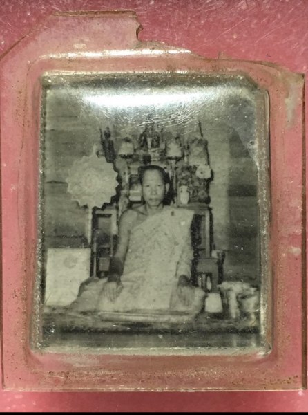 พระทันตธาตุ หลวงพ่อพรหม วัดศรีปุณณาวาส จ.กำแพงเพชร ผมได้พระทันตธาตุครูบาต่าง ๆ มาจากคุณปู่เสน่ห์ อายุ 83 ปี อดีตรับราชการครู เป็นครู และเป็น ผ.อ. ในโรงเรียนหลายจังหวัดในภาคเหนือตอนล่าง และตอนบน ปลดเกษียณมาแล้ว 23 ปี (บันทึก พ.ศ. 2567)