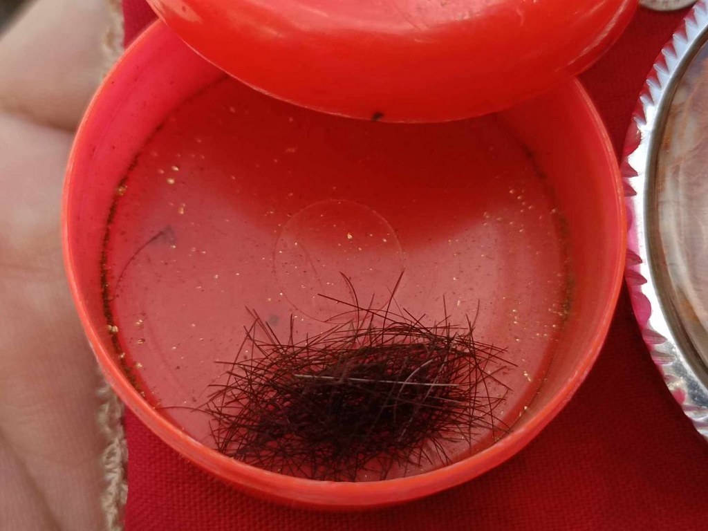 พระทันตธาตุ พระเกศา จีวร หลวงพ่อตี๋ วัดพรหมวิหาร อ.แม่สาย จ.เชียงราย เจ้าของเดิมชื่อลุงสงวน เคยเป็นคนขับรถหลวงพ่อตี๋ อยู่บ้านป่าเหมือด ต.แม่สาย อ.แม่สาย จ.เชียงราย เสียชีวิตเมื่อวันที่ 9 มีนาคม 2558 อายุ 78 ปี ได้มาจากพี่พร อายุ 47 ปี ลูกสาวลุงสงวน