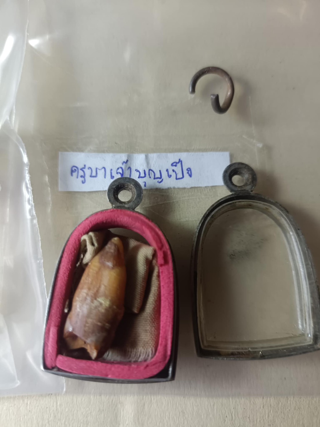 พระทันตธาตุ ครูบาเจ้าบุญเป็ง วัดสำนักถ้ำน้ำฮู อ.แม่วาง จ.เชียงใหม่ เจ้าของเดิมคือปู่เขียว สืบต่อมาถึงลูกเล่าให้ฟังว่าปู่เขียวได้พระทันตธาตุครูบาบุญเป็ง มานานมาก จำปี พ.ศ. ไม่ได้ ว่าได้มาจากหลานของครูบาเจ้าบุญเป็ง หลานครูบาเป็นคนบ้านเดียวกับปู่เขียว