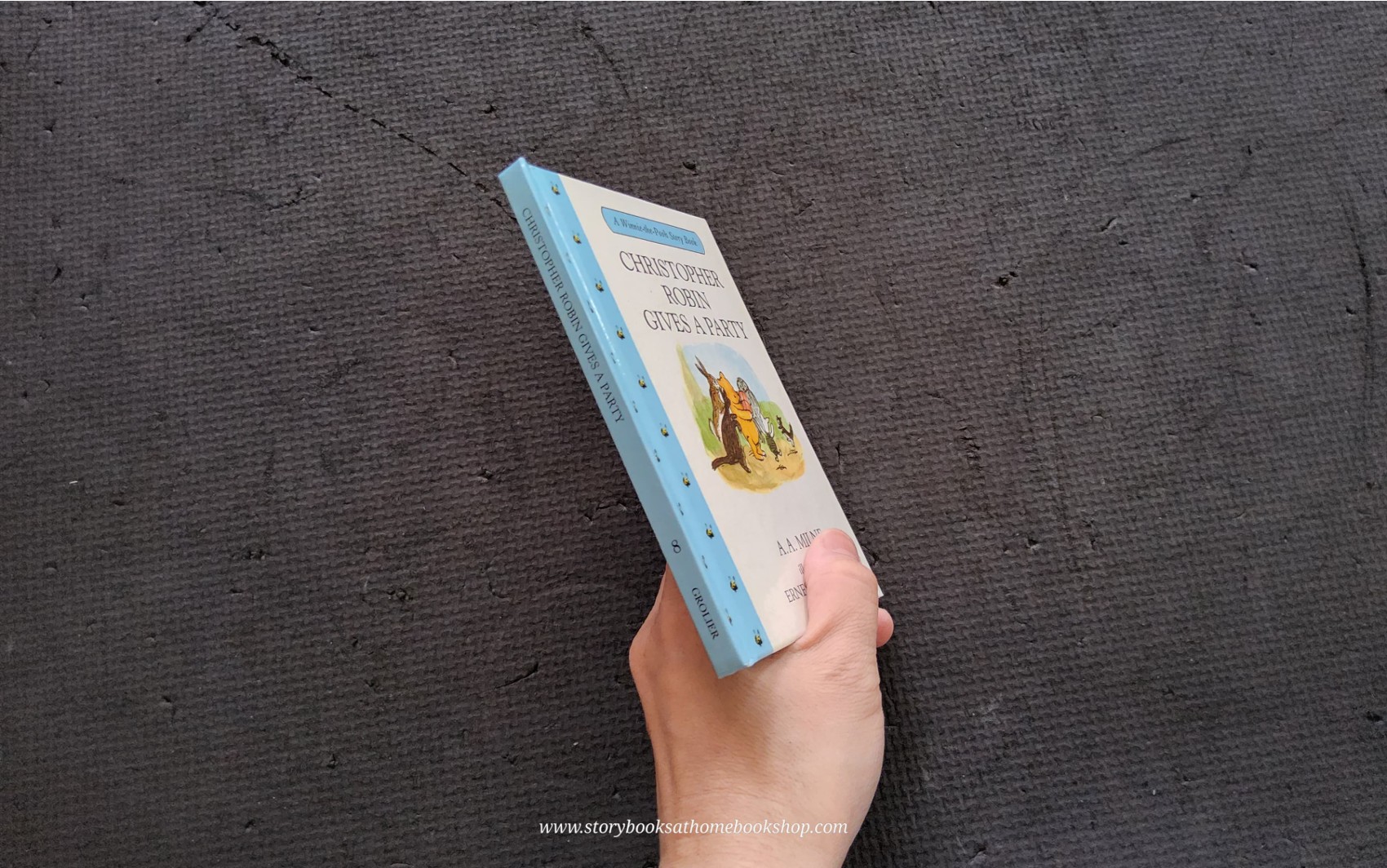 หนังสือนิทานปกแข็ง** 🍅🍅WINNIE THE POOH STORY BOOK:CHRISTOPHER ROBIN FIVES A PARTY BY A.A. MILNE