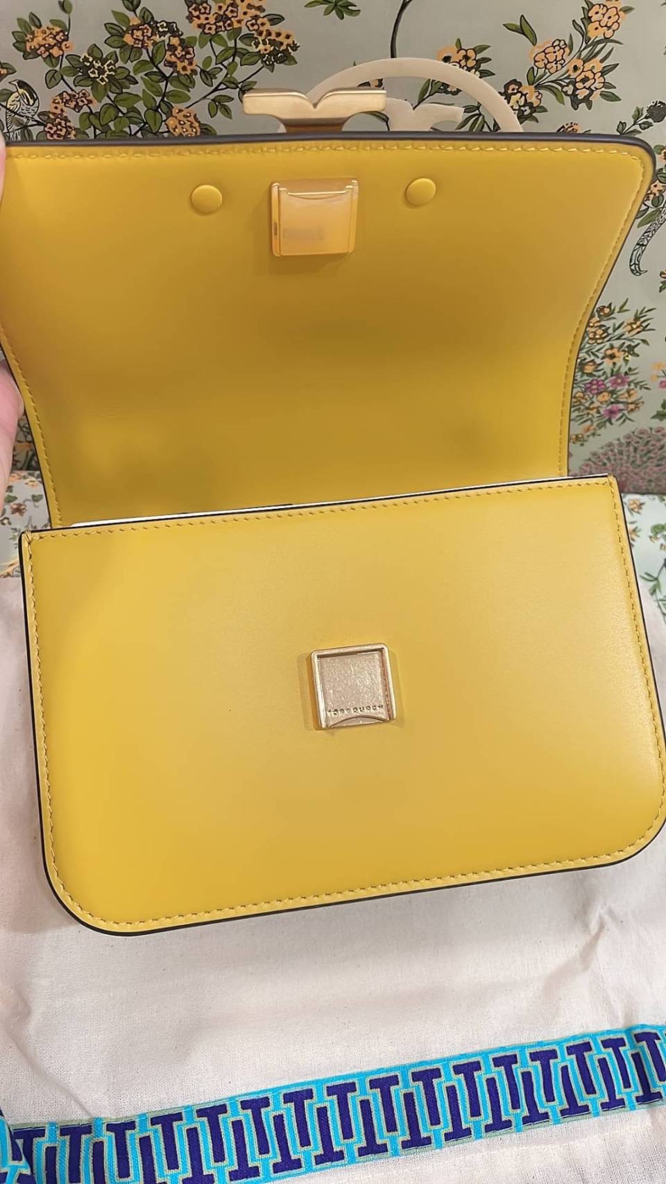 New Tory Burch Eleanor Small Convertible Shoulder bag สีเหลือง Golden Crest สวยเด่น หรูหรา ขนาด Height: 5.4" (13.5 cm); length: 7.6" (19 cm); depth: 2.6" (6.5 cm)