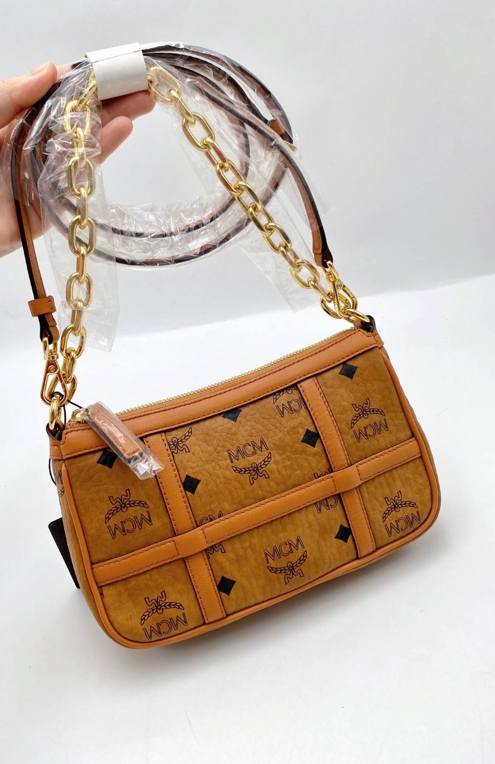 New Mcm delmy รุ่นขายดี ฮิตตลอดกาล ใส่โทรศัพท์ได้ทุกรุ่น