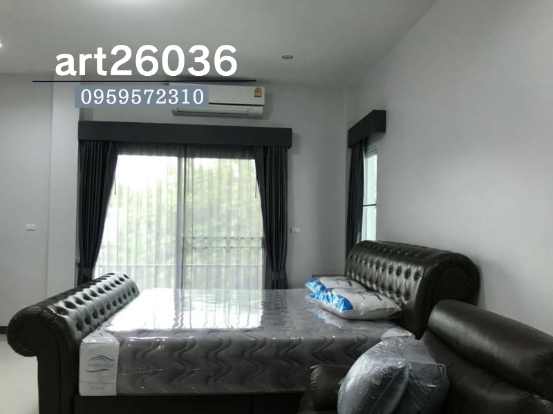 ผ้าม่านจีบโทนสีเทาเข้ม มีผ้าม่านโปร่งแสงด้านใน