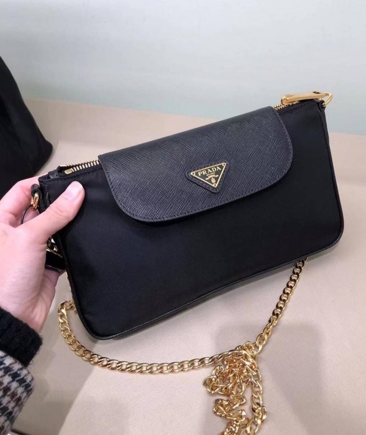 New Prada Nylon Crossbody สายถอดออกถือเป็น clutch ได้ค่ะ