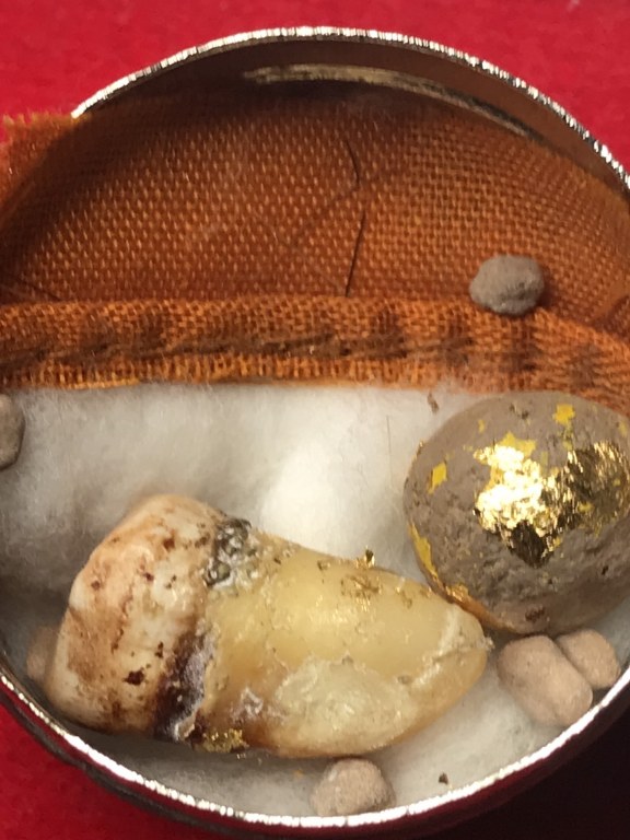 พระทันตธาตุ ครูบาสิทธิ วัดปางต้นเดื่อ อ.แม่อาย จ.เชียงใหม่ เจ้าของเดิมชื่อคุณบอม เคยเป็นเภสัชโรงพยาบาลสันทราย จ.เชียงใหม่ ปัจจุบันอายุ 47 ปี (บันทึก พ.ศ.2566) เคยเป็นศิษย์และนับถือครูบาสิทธิตั้งแต่ปี 2549 - 2555 จนครูบาสิทธิท่านมรณภาพ