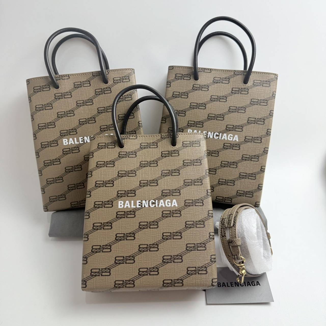 New Balenciaga Tote mini 🤎ถือชิลล์ crossbody ใช้งานง่าย แนะนำค่า อุปกรณ์.การ์ด ถุงผ้า ราคา 20990 บาท