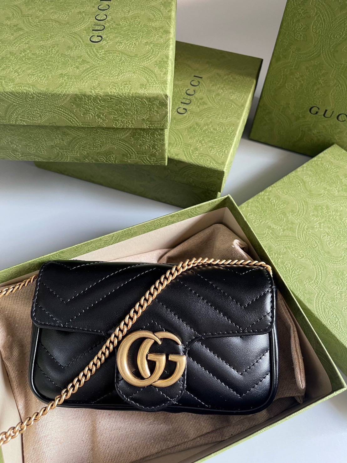 New Gucci Marmont Supermini Size 6.5 x 4 x 2 นิ้ว สีดำ อุปกรณ์ การ์ด ถุงผ้า กล่องเขียว