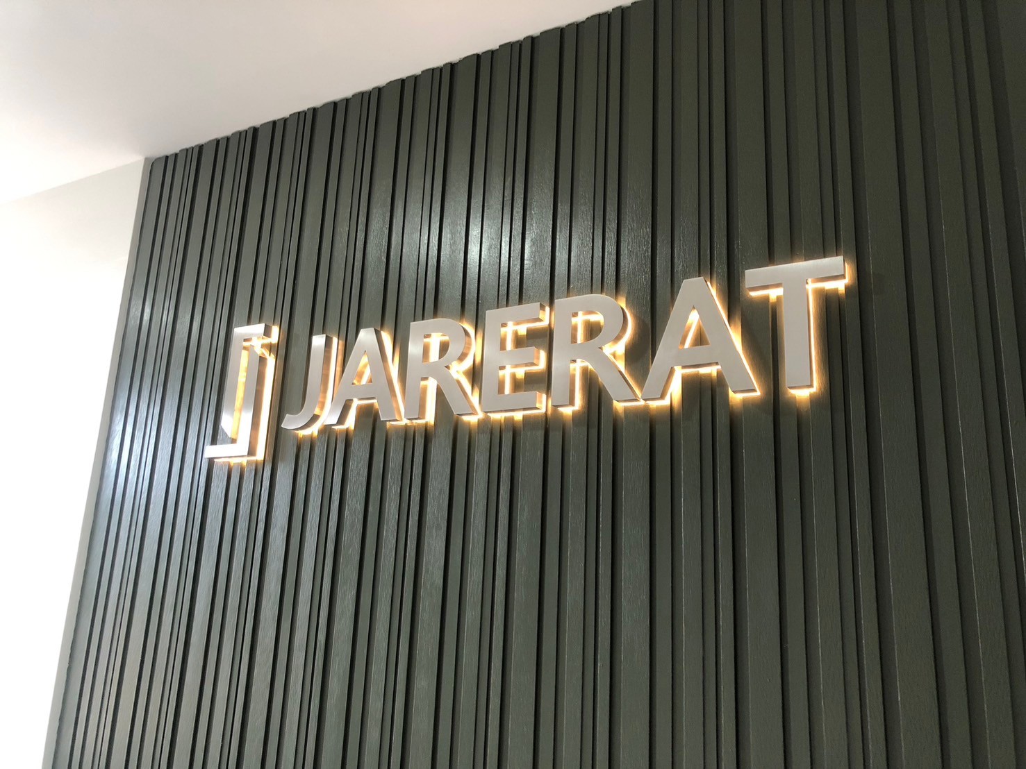 ป้ายอักษรเเสตนเลสสีเงิน ไฟออกหลัง