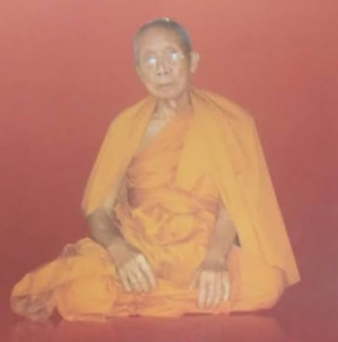 พระทันตธาตุ ครูบาผัด วัดหัวฝาย จ.สุโขทัย ได้มาจากปู่กร หรือลุงกร อดีตนายช่างชลประทาน ท่านเป็นช่างทำงานอยู่หลายจังหวัดในภาคเหนือ ลำปาง เชียงราย ลำพูน เชียงใหม่ ตาก ปัจจุบัน อายุ 81 ปี (บันทึก พ.ศ.2568) ได้พระทันตธาตุและพระเกศา จากปู่กร จำนวน 8 รายการ