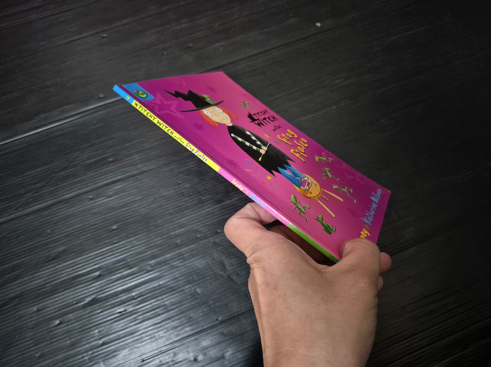 หนังสือนิทานปกอ่อน** 🍅🍓TITCHY WITCH AND THE FROG FIASCO