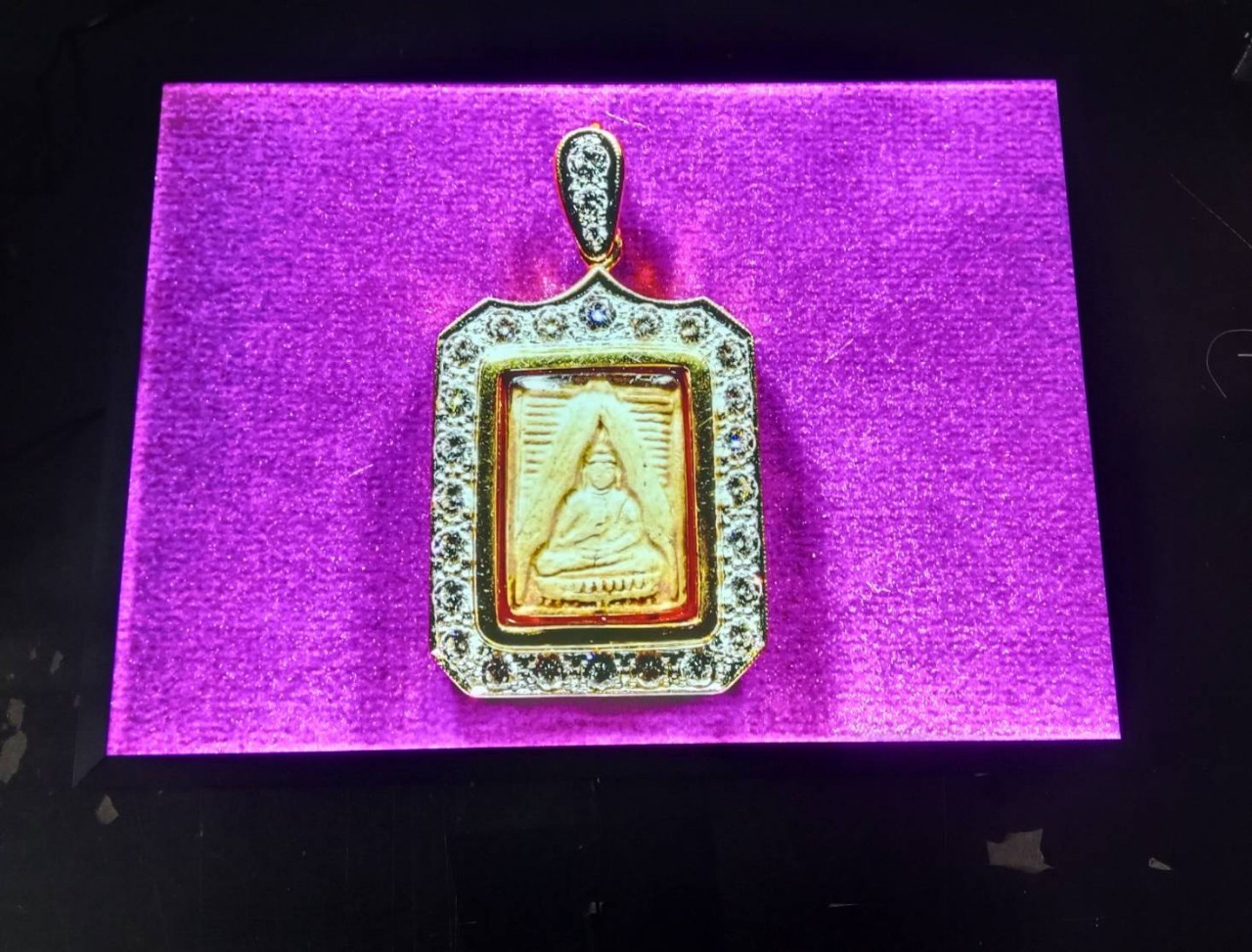 ป้ายไฟสลิม ''อัดกรอบพระเครื่อง''