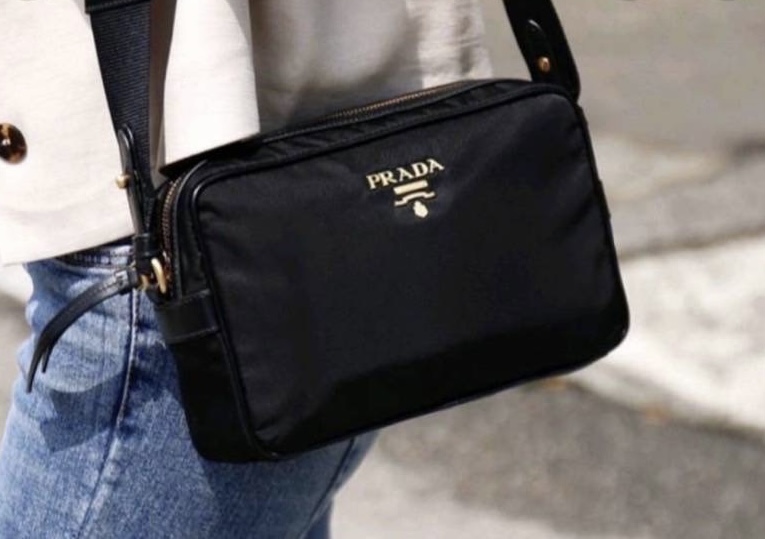 ราคาเก่า lot เดิม New Prada Tessuto/Saffiano Camera ขนาด 22.5cmW x 15cmH x 8cmD สาย Logo Prada อุปกรณ์ ถุงผ้า, การ์ด, ถุงกระดาษ