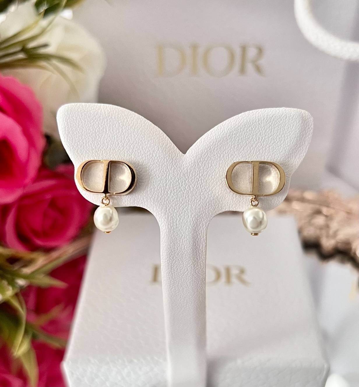 New Dior Earrings ต่างหู CD สีทอง ห้อยมุก คอลเลคชั่นสุดฮอตฮิต น่ารักมากๆๆๆ ขนาด ~1.5 cm น้ำหนักเบา อุปกรณ์ กล่อง, ถุงผ้า, กระดาษรอง, ถุงกระดาษ, บุค, ริบบิ้น