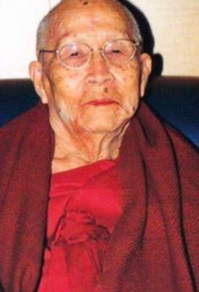 พระทันตธาตุครูบาดวงดี วัดท่าจำปี จ.เชียงใหม่ ร.ต.อ.พิทักษ์ ได้มาจากอดีตพ่อกำนันคม อายุ 72 ปี เคยเป็นกำนันใน อ.ดอยหล่อ จ.เชียงใหม่ ระหว่าง ปี 2552-2560 พ่อกำนันคม เป็นลูกศิษย์ครูบาดวงดี วัดท่าจำปี พ่อกำนันได้รับพระทันนตธาตุนี้มาเมื่อปี 2553