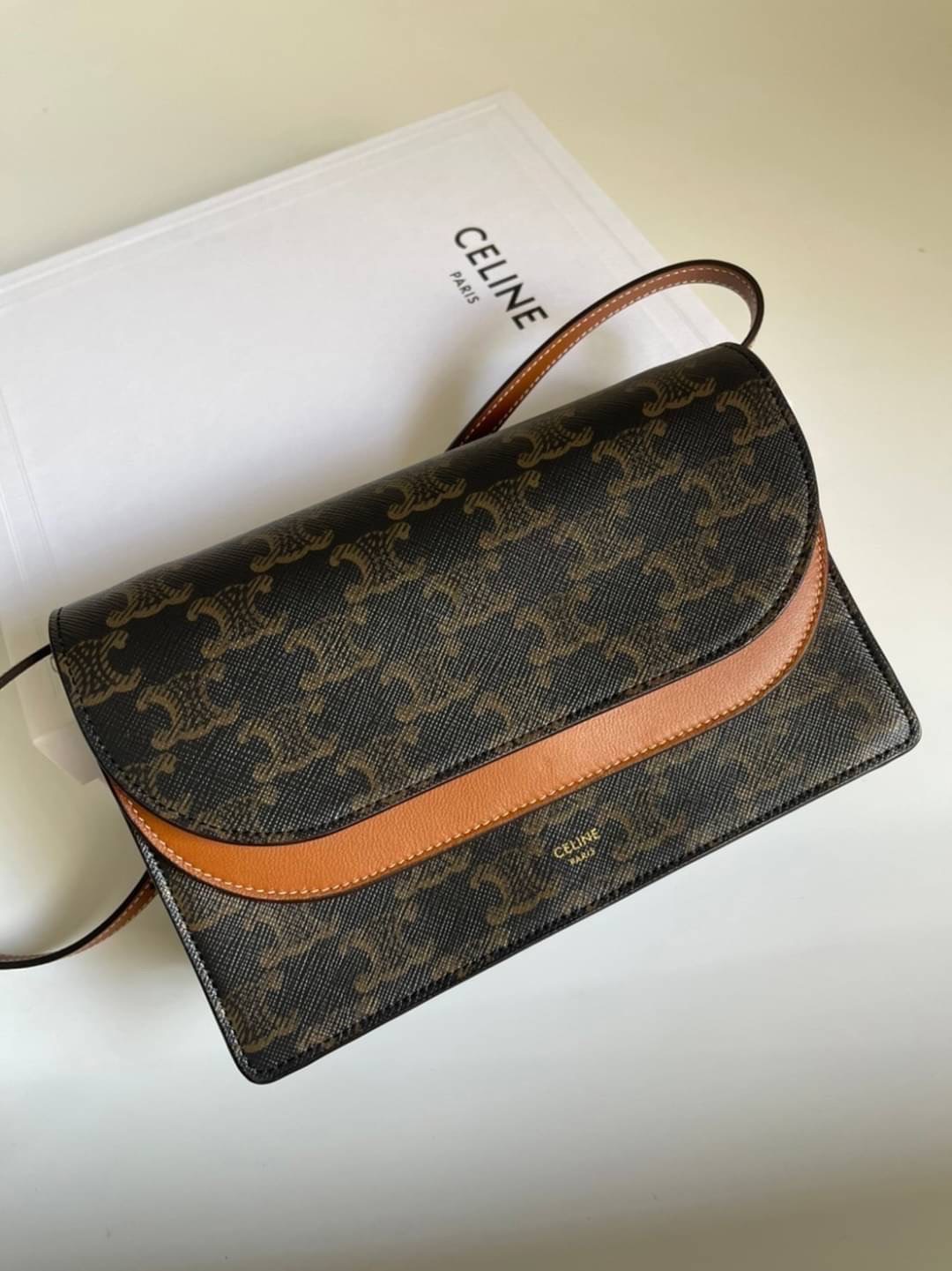 New Celine wallet on strap สายถอดได้ มีช่องใส่บัตร มีช่องซิป ใส่มือถือได้ค่ะ ขนาด 8 x 5 x 2 นิ้ว