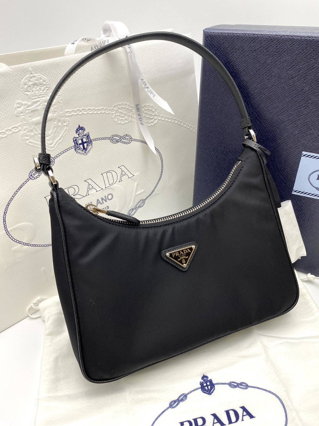 New Prada รุ่นหูหนัง ปี 2025 Prada Re-Edition ขนาด : 22x18x6.5 ซม อุปกรณ์ : กล่อง ถุงผ้า การ์ด ถุงกระดาษ ใบเสร็จ *ล็อตใหม่ไม่มีการ์ดแข็ง