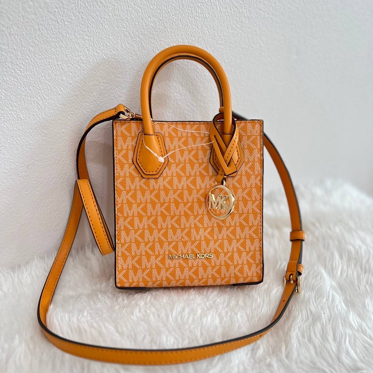 New Crossbody ขนาด 6”W X 6.75”H X 2.5”D