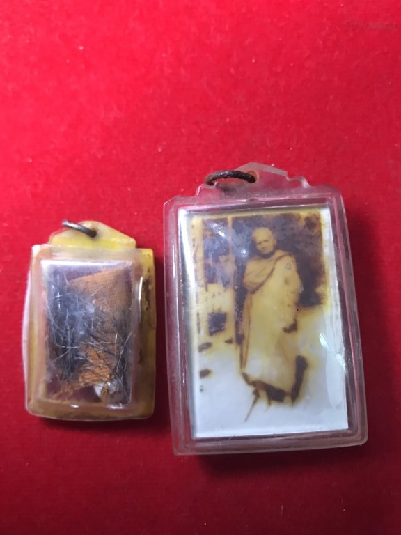 พระทันตธาตุ จีวร เกศา รูปถ่าย หลวงปู่แหวน วัดดอยแม่ปั๋ง เลี่ยมโบราณ ไม่น้อยกว่า 40 ปี เจ้าของเดิมเป็นศิษย์รับใช้หลวงปู่แหวน เป็นครูที่ อ.พร้าว ชื่อคุณพ่อประจักษ์ อายุ 95 ปี ปัจจุบัน (พ.ศ.2566) ยังมีชีวิตอยู่ ท่านเคยรับใช้หลวงปู่แหวน ช่วงปี 2524-2528