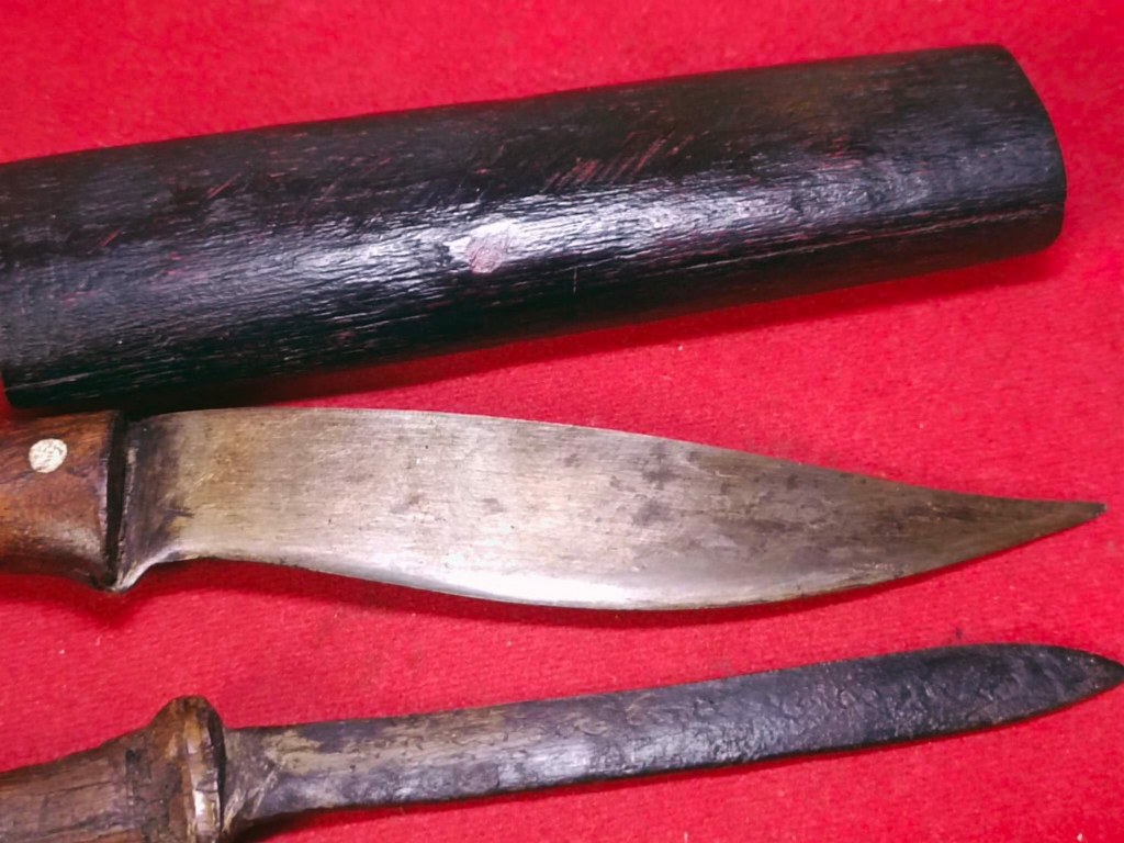 มีดหมอ มีรอยจาร และมีดทำน้ำมนต์ ครูบาชัยยะวงศา ได้มาจากลูกศิษย์ครูบาวงศ์ ปัจจุบัน อายุ 58 ปี ท่านเป็นหมอยารักษาชาวบ้านแถวนั้น ชื่อหนานวิระชัย หรือชาวบ้านเรียกว่าหมอวิระชัย เคยบวชเรียนที่วัดห้วยต้ม ตั้งแต่เป็นเณร เมื่อปี 2525 ถึงปี 2545