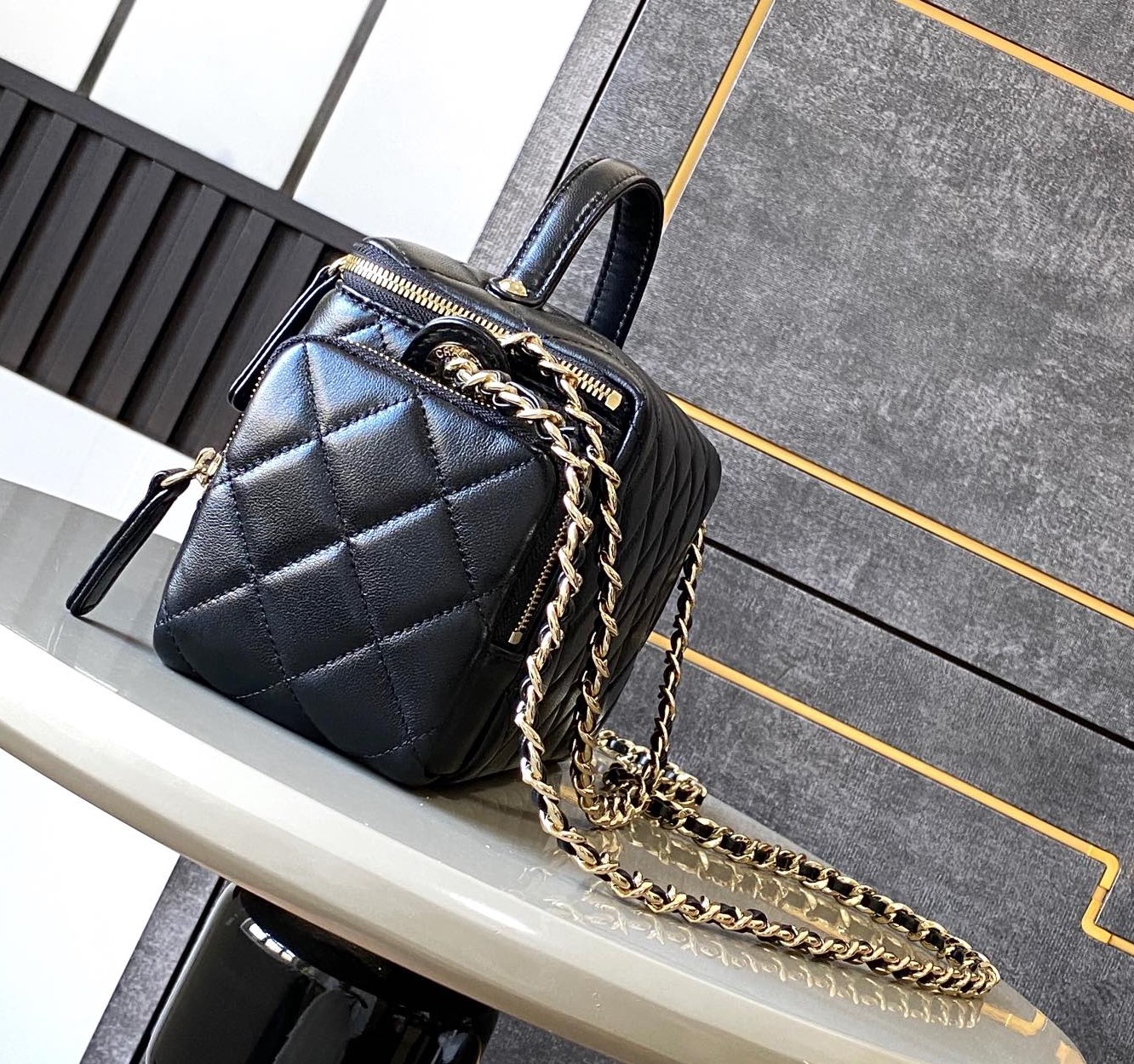 [Pre-order]Chanel VANITY CASE AS5222 Shiny Crumpled Lambskin & Gold-Tone Metal Black งานVIP คุณภาพที่ดีที่สุด