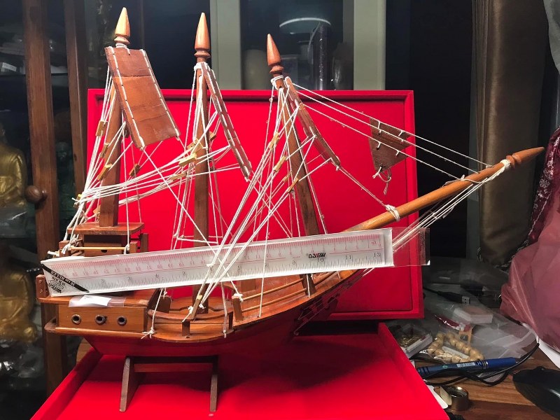 เรือใบ มีรอยจารหลวงปู่ครูบาชัยยะวงศา บนใบเรือใบหน้า และใบกลาง เป็นของกำนันแก้ว กำนันแก้วท่านเป็นคนบ้านห้วยไฟ ต.แม่อาว อ.ป่าซาง ใกล้ดอยทุ่งหัวช้าง