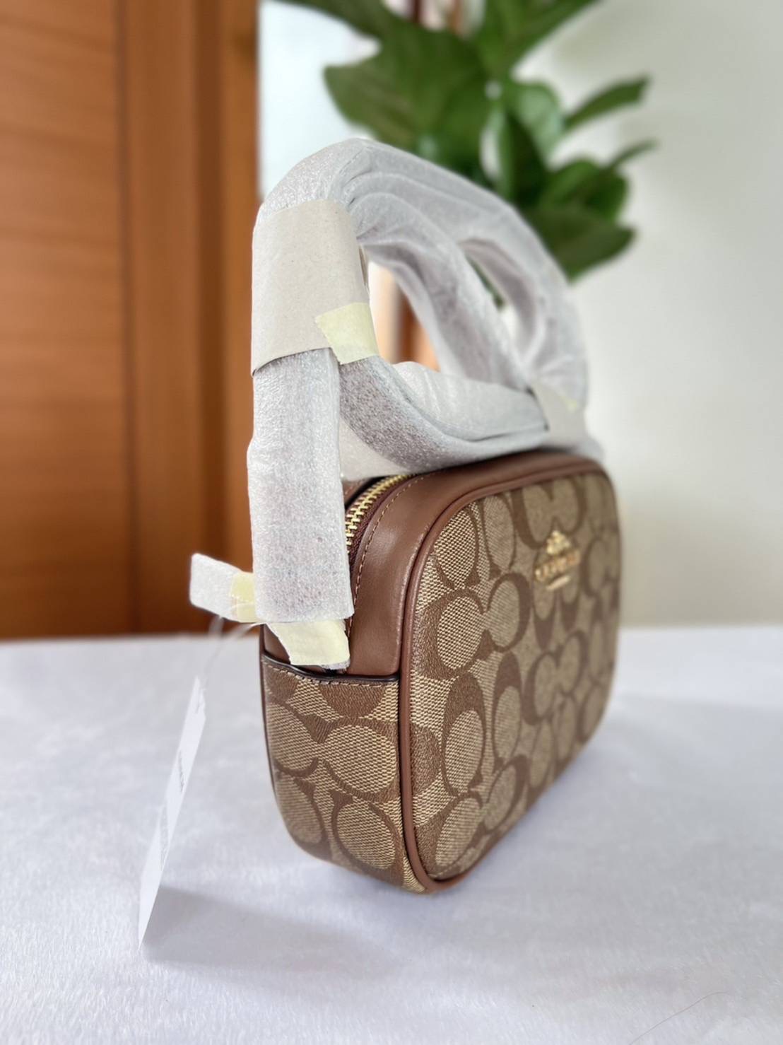 New Coach Mini Jamie Camera Bag In Signature Canvas ขนาด 7 1/2" (L) x 5 1/4" (H) x 2 1/4" (W)