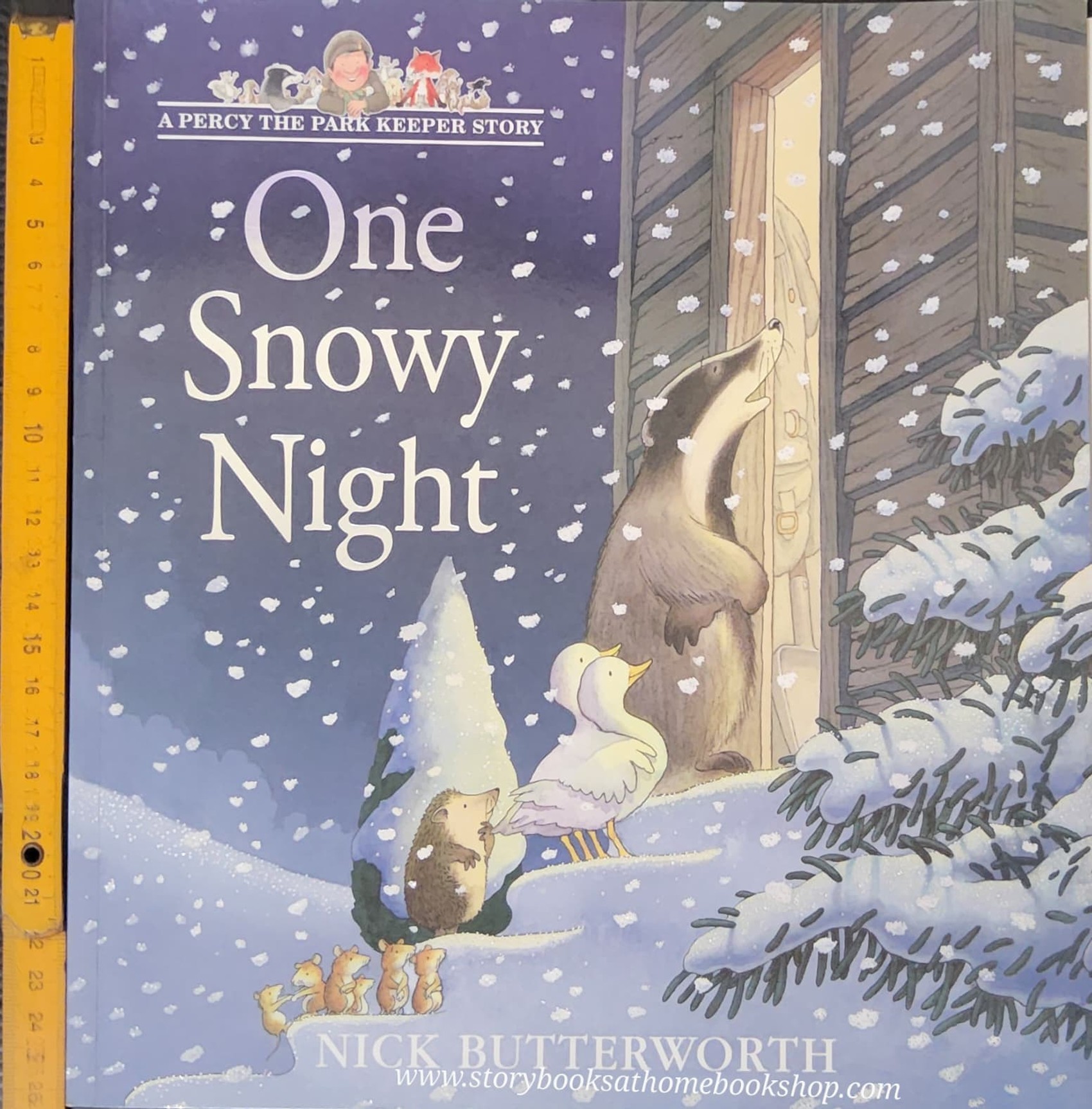 หนังสือนิทานปกอ่อน** ♥️♥️A PERCY THE PARK KEEPER STORY:ONE SNOWY NIGHT BY NICK BUTTERWORTH (WITH POSTER)