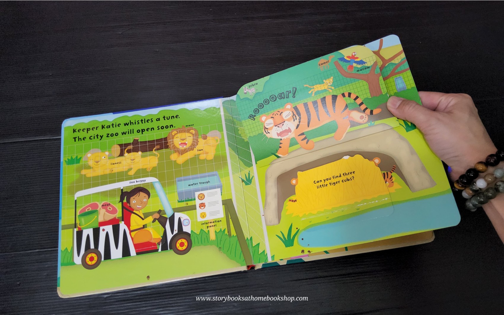 FLAP BOARD BOOK ** ð
BUSY ZOO